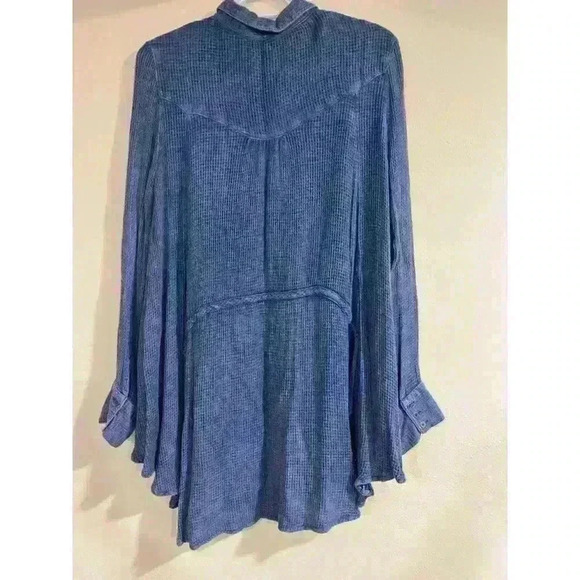 Free people size M blue waffle button up in great pre owned condition - Picture 3 of 5